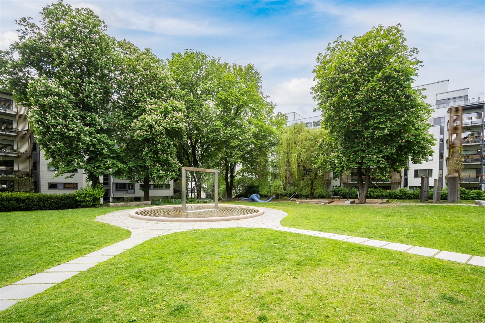 Pilestredet Park ble bygget på et området hvor gamle Rikshospitalet tidligere lå, og fikk i 2005 tildelt prisen for god byarkitektur av Oslo by. Galleribilde