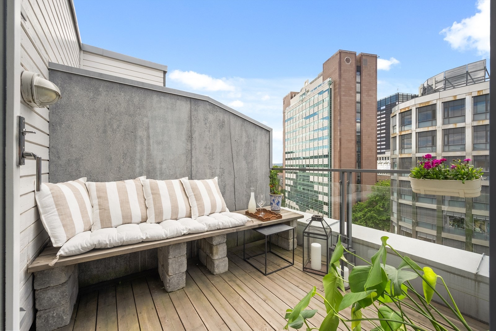 Fra stuen er det utgang til en privat takterrasse på hele 10,47 kvm. Galleribilde