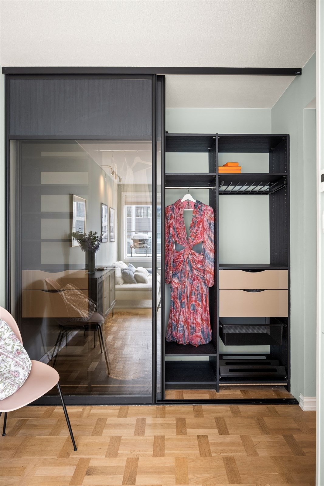 I gangen mot stuen er det innredet med en romslig skyvedørsgarderobe. Galleribilde