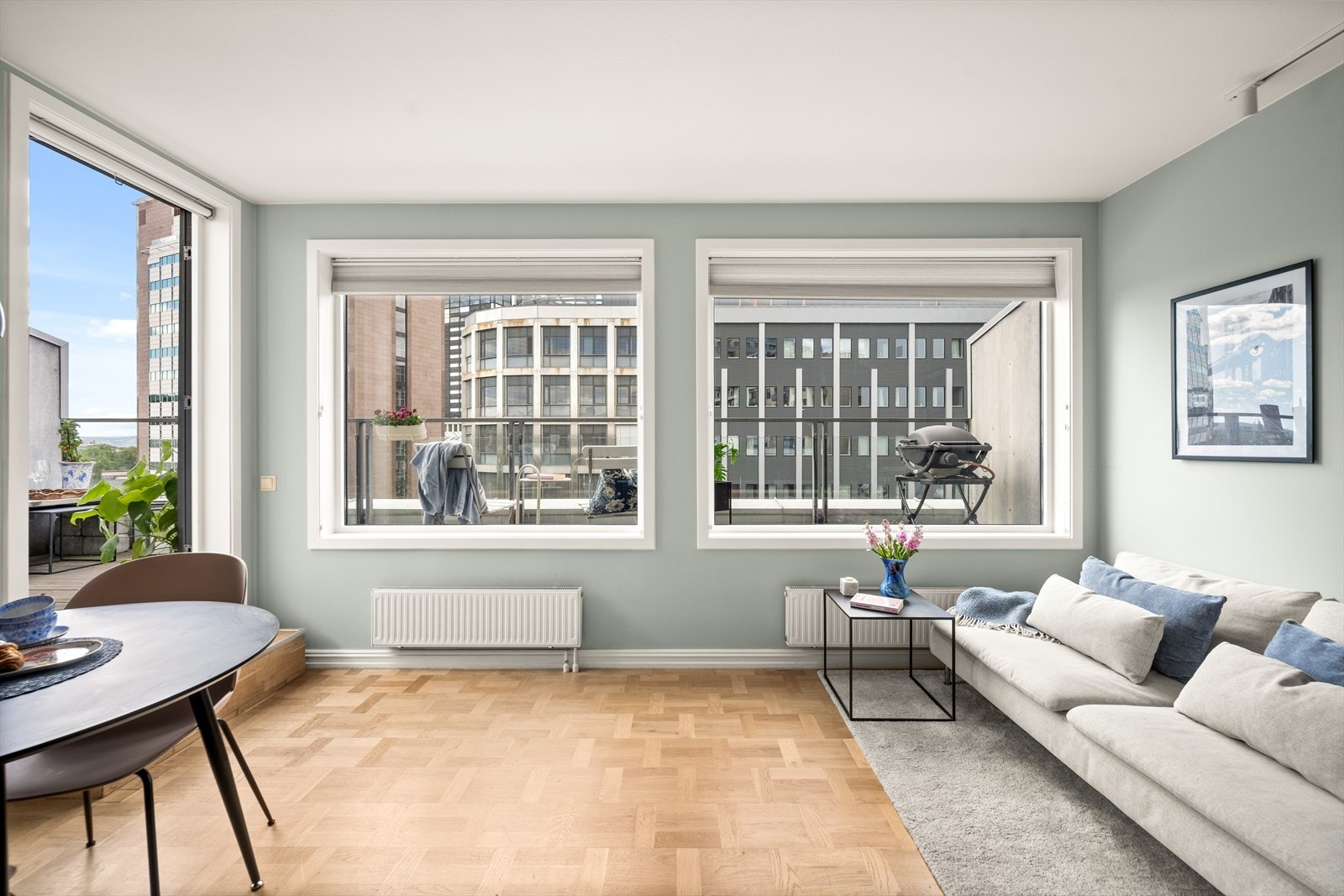 Leiligheten har en lys og arealeffektiv stue med utgang til takterrassen. Galleribilde