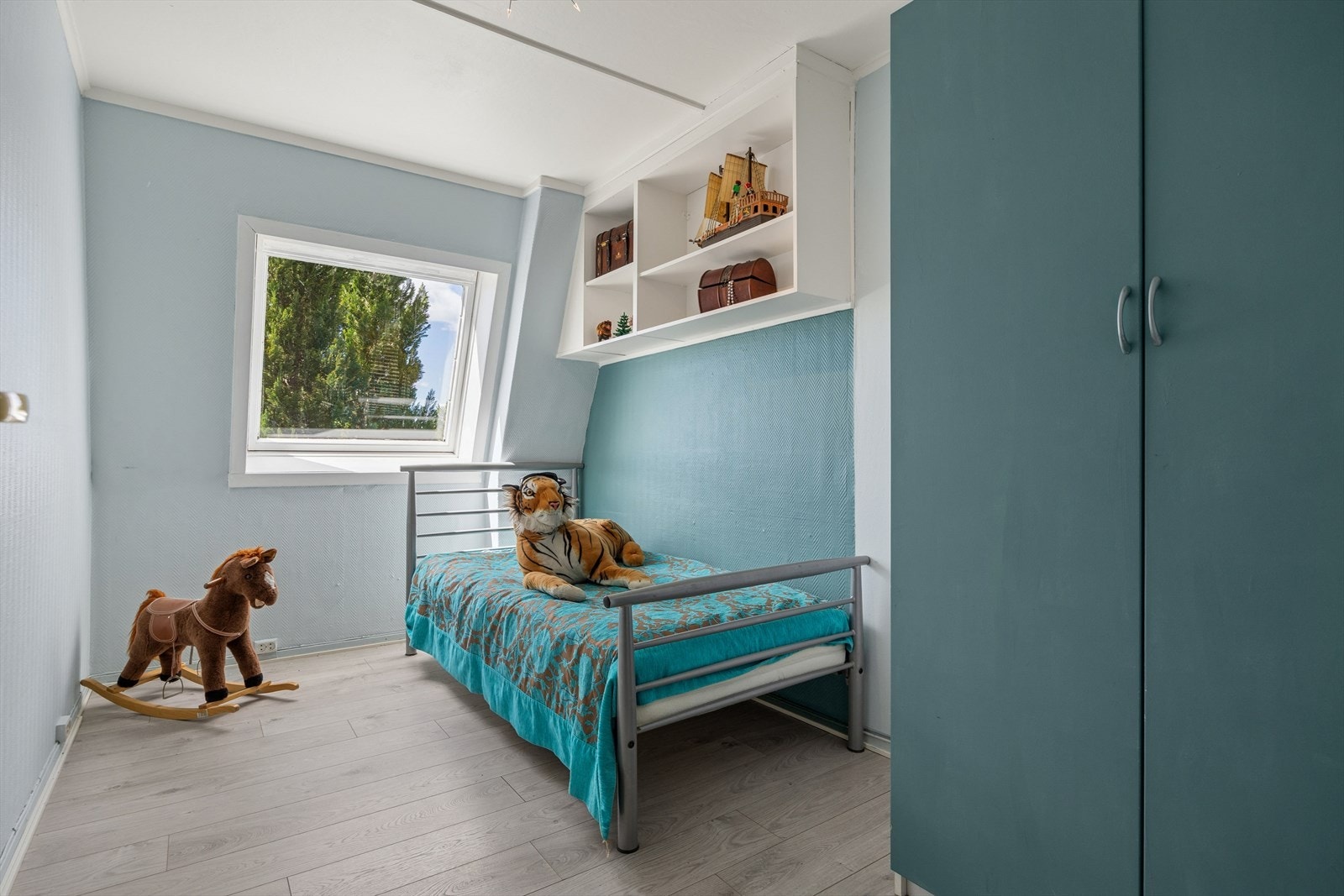 Rommene egner seg som hovedsoverom, barnerom, gjesterom eller hjemmekontor, og har plass til seng, garderobeskap og øvrig møblement. Galleribilde