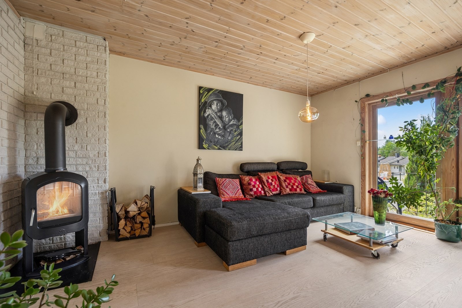 Rommet har gode møbleringsmuligheter med naturlig plass til både sofagruppe, TV-løsning og et romslig spisebord. Galleribilde