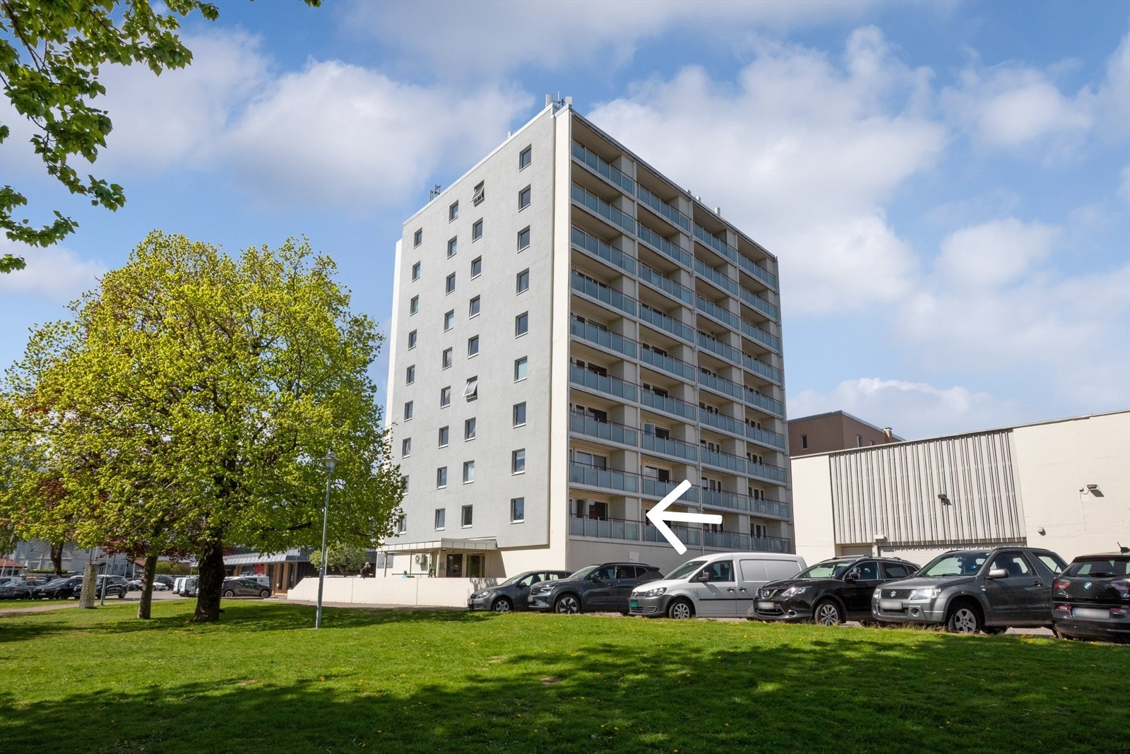 Beliggenhet i et etablert boligområde med gangavstand til Tønsberg sentrum, butikker og turområder. Galleribilde