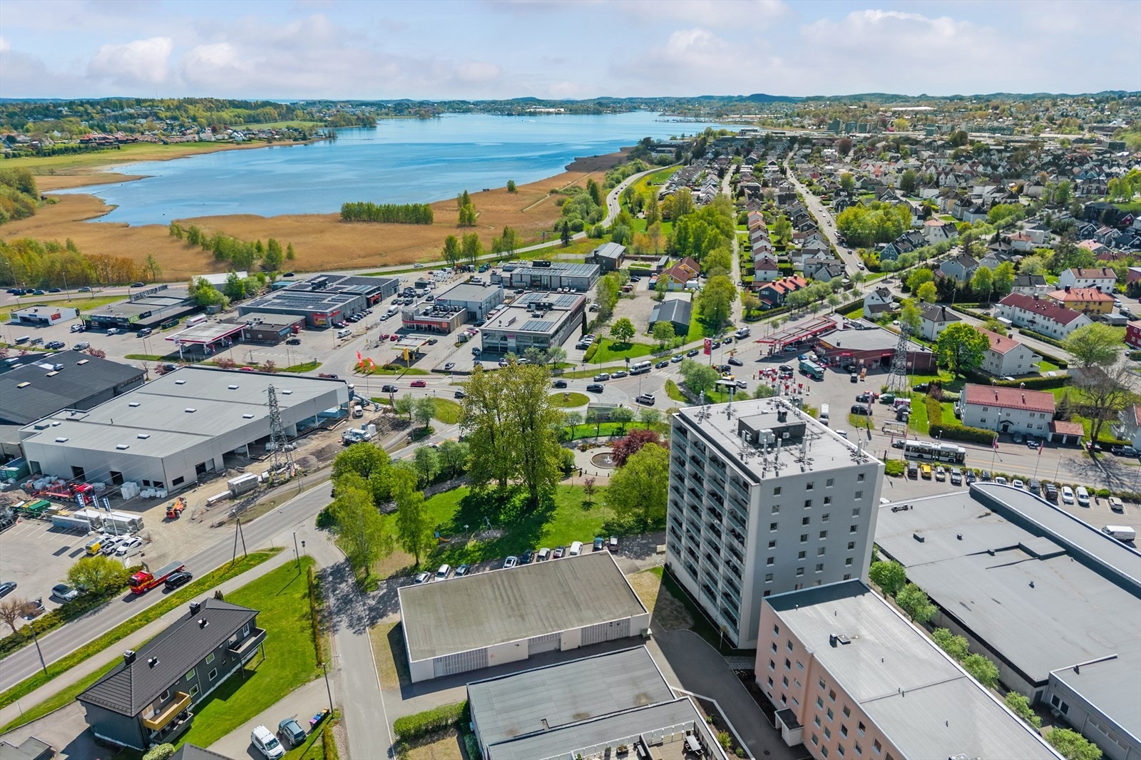 Kort vei til flotte turområder, både langs sjøen og i skogen. Galleribilde