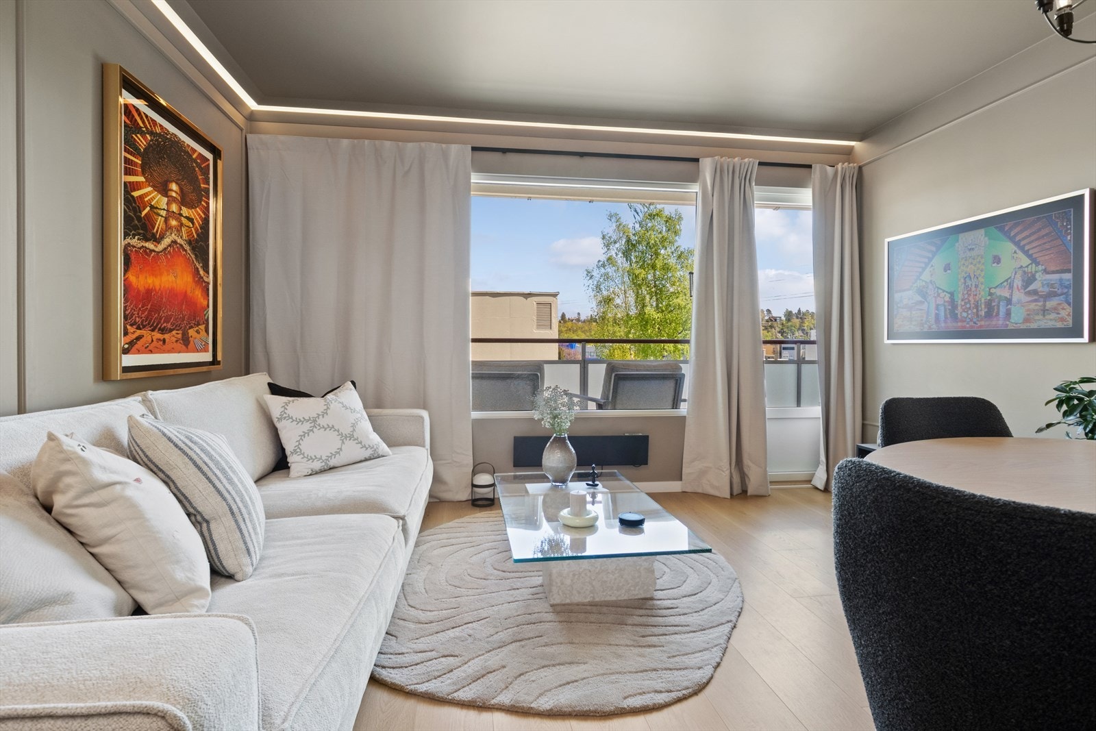 Stuen har god plass til både sofagruppe og spisebord. Galleribilde