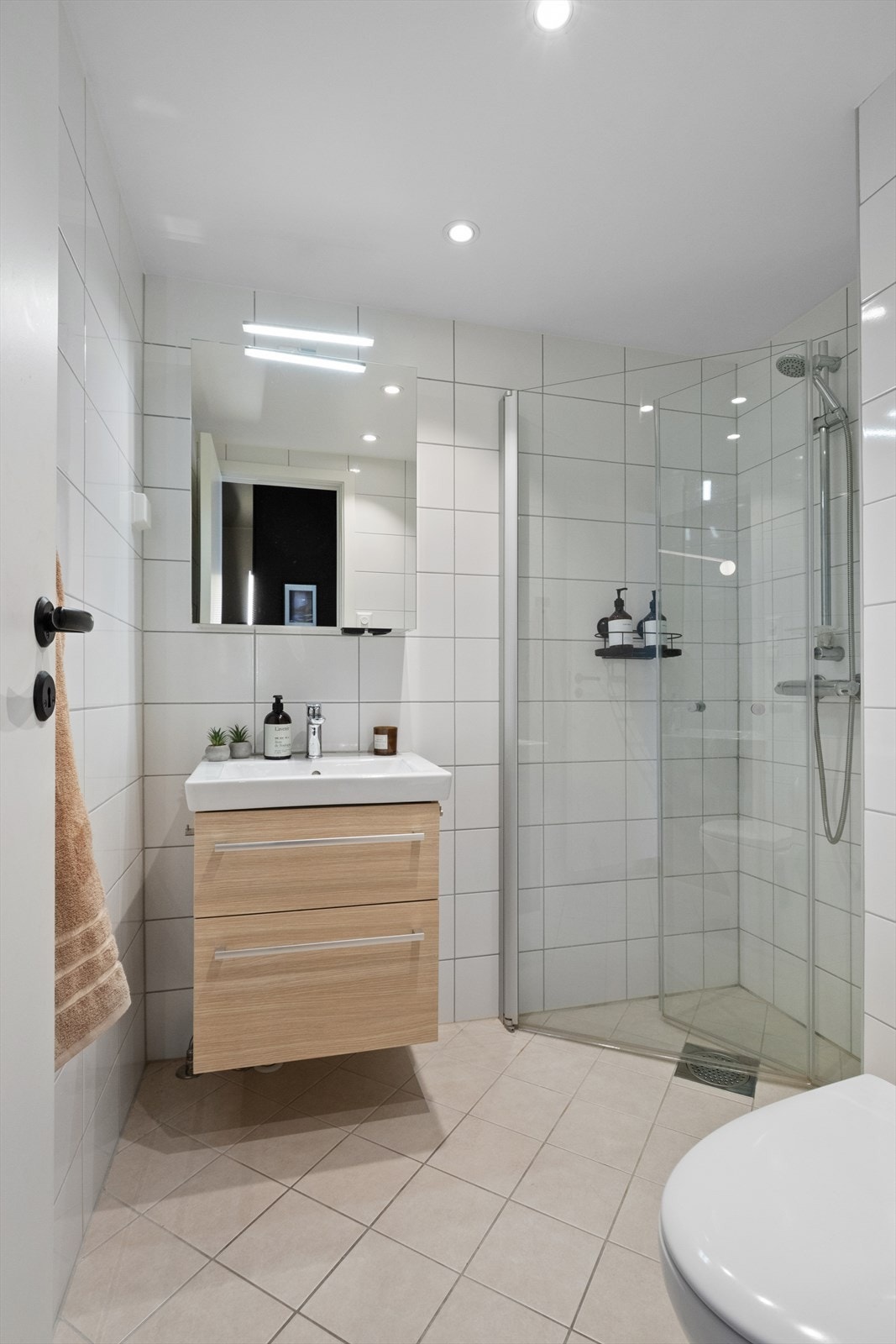 Badet ble rehabilitert i regi av borettslaget i 2019 og har flislagte overflater. Galleribilde