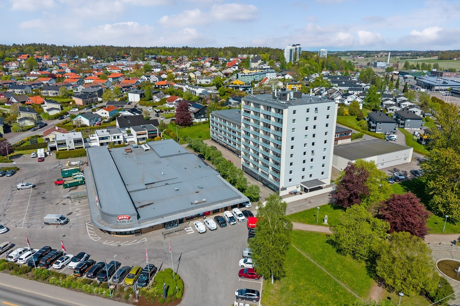Det er kort vei til dagligvarehandel da Meny er nærmeste nabo. Galleribilde