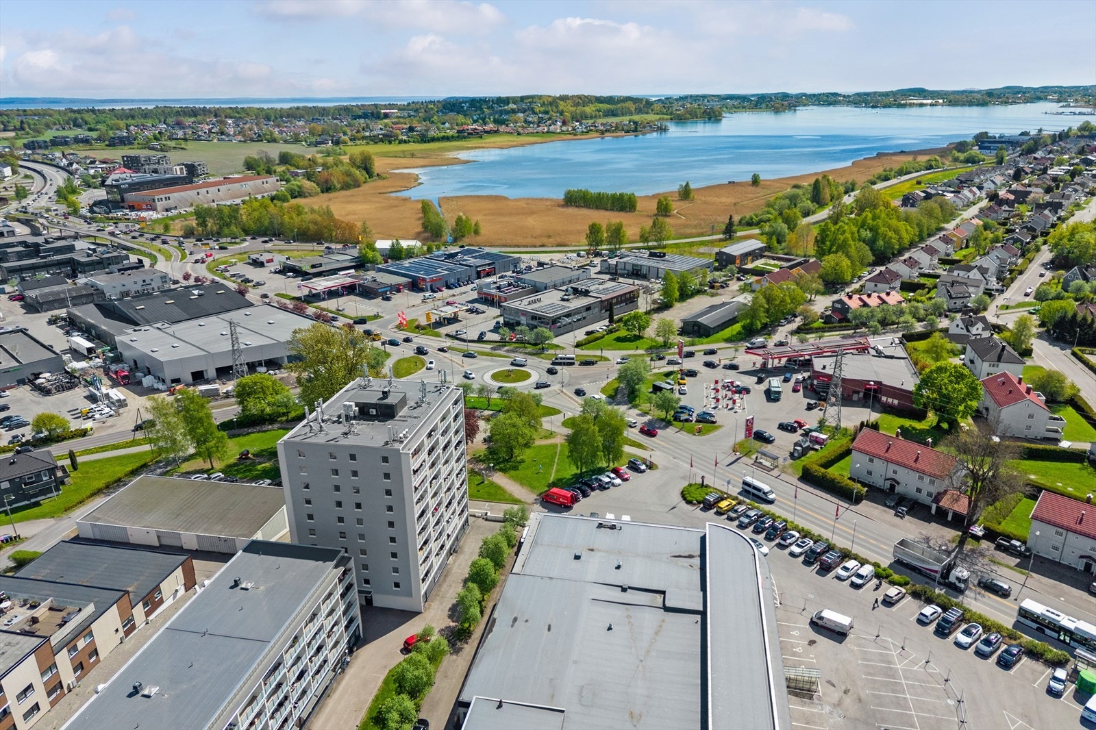 Heimdalkrysset bussholdeplass ligger kun et par minutters gange unna, med hyppige avganger. Galleribilde