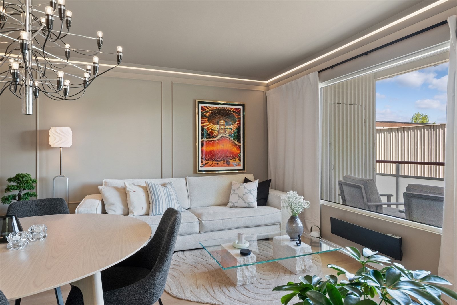 Leiligheten har mekanisk ventilasjon med tilluft gjennom ventiler i vinduene. Galleribilde