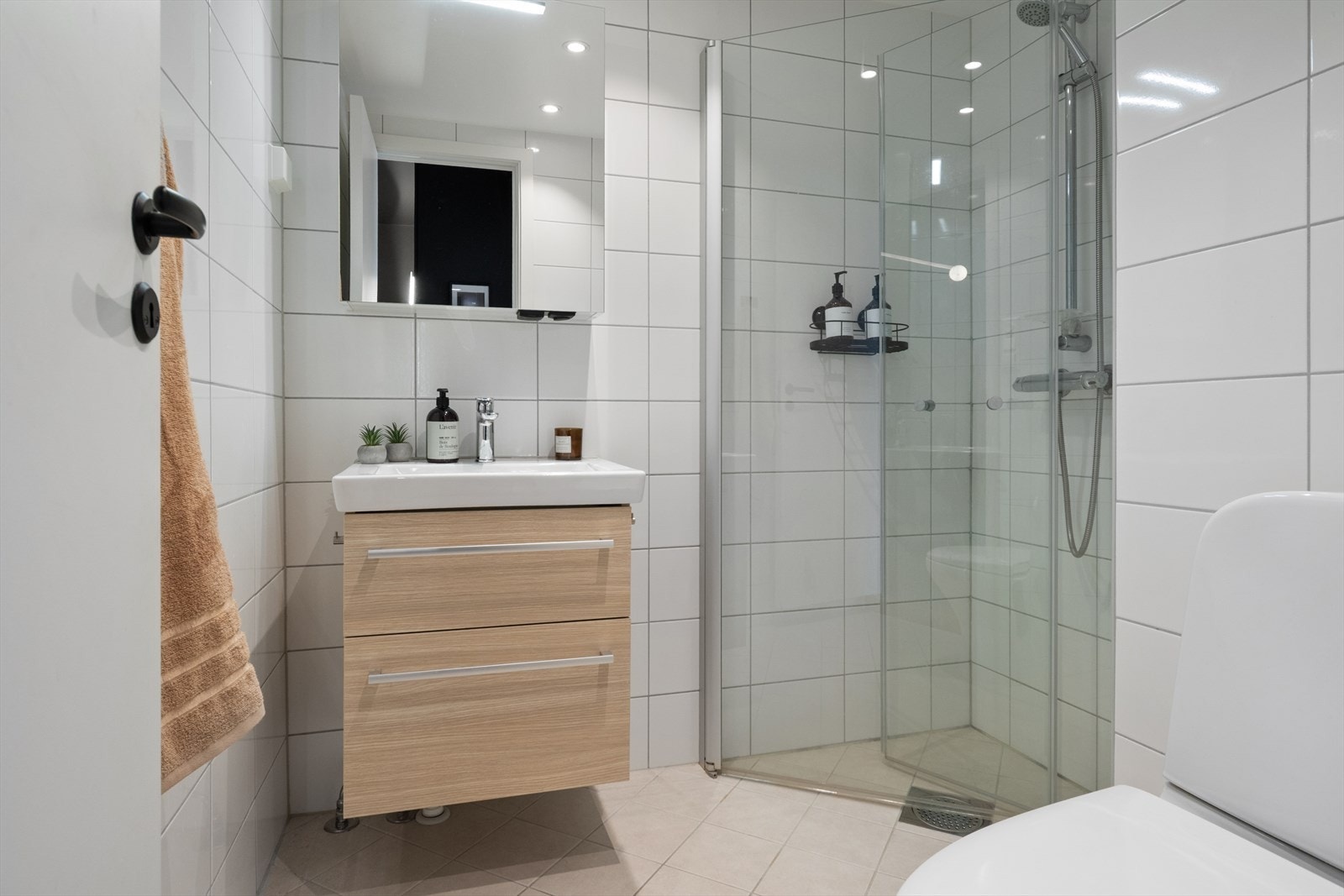 Badet er utstyrt med elektriske varmekabler i gulvet, dusjhjørne og servantskap. Galleribilde