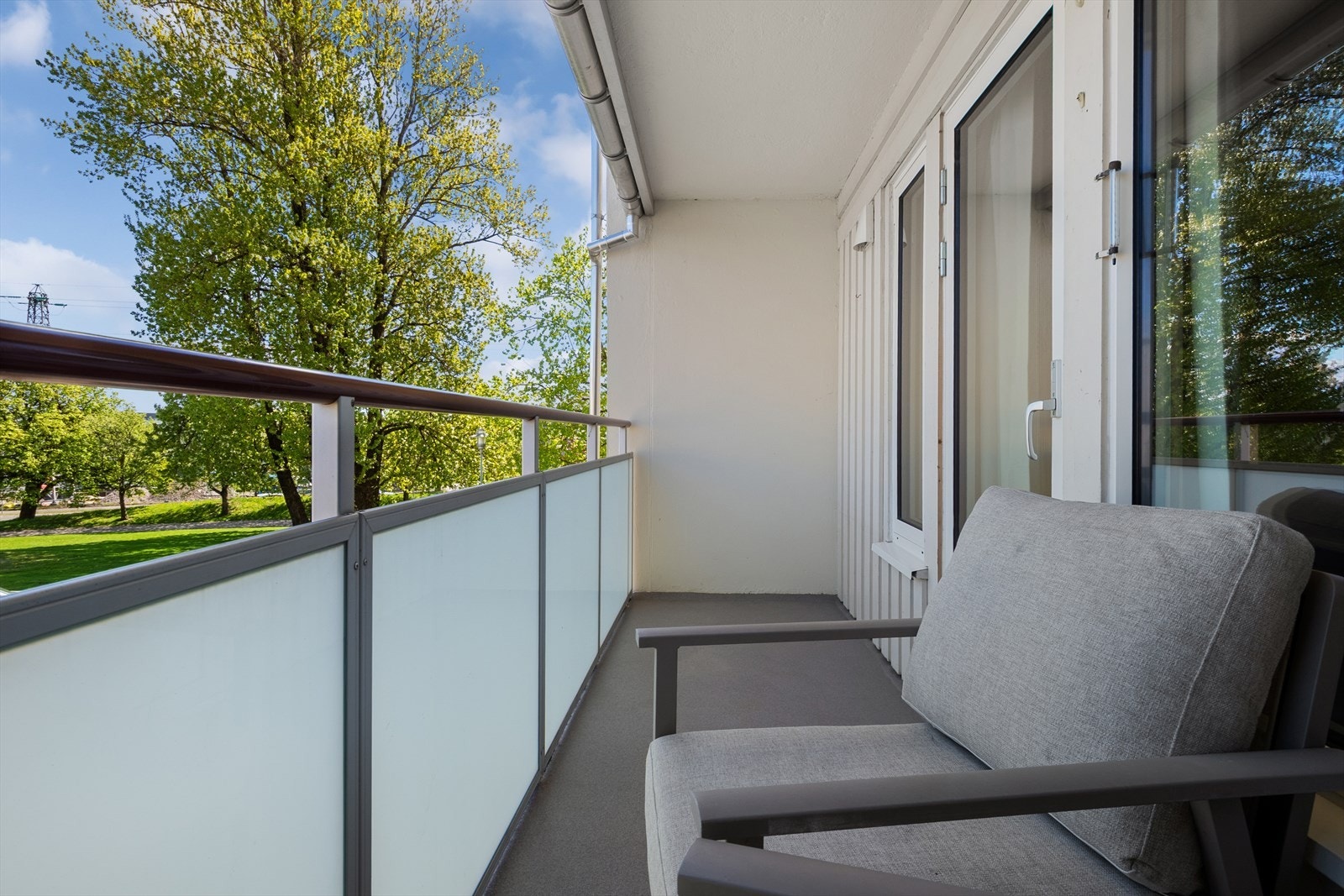 På balkongen er det plass til en hyggelig sittegruppe. Galleribilde