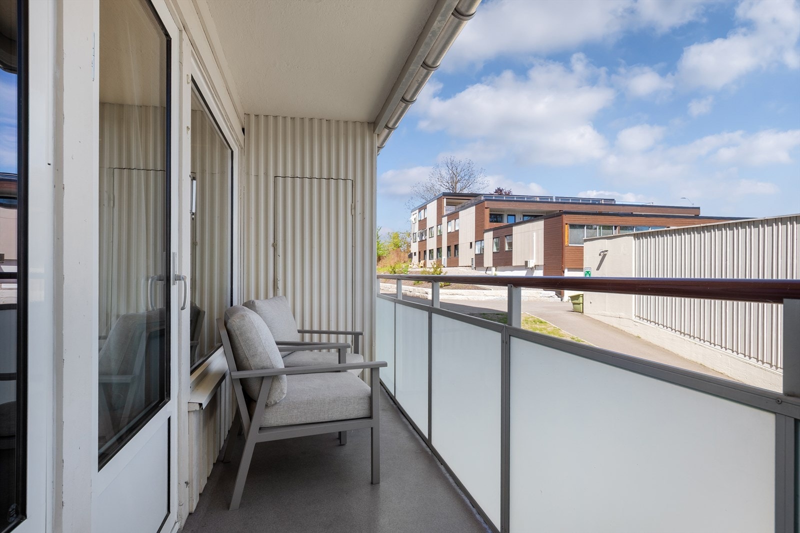 Balkongen på 6 m² har rekkverk av aluminium og glass. Galleribilde
