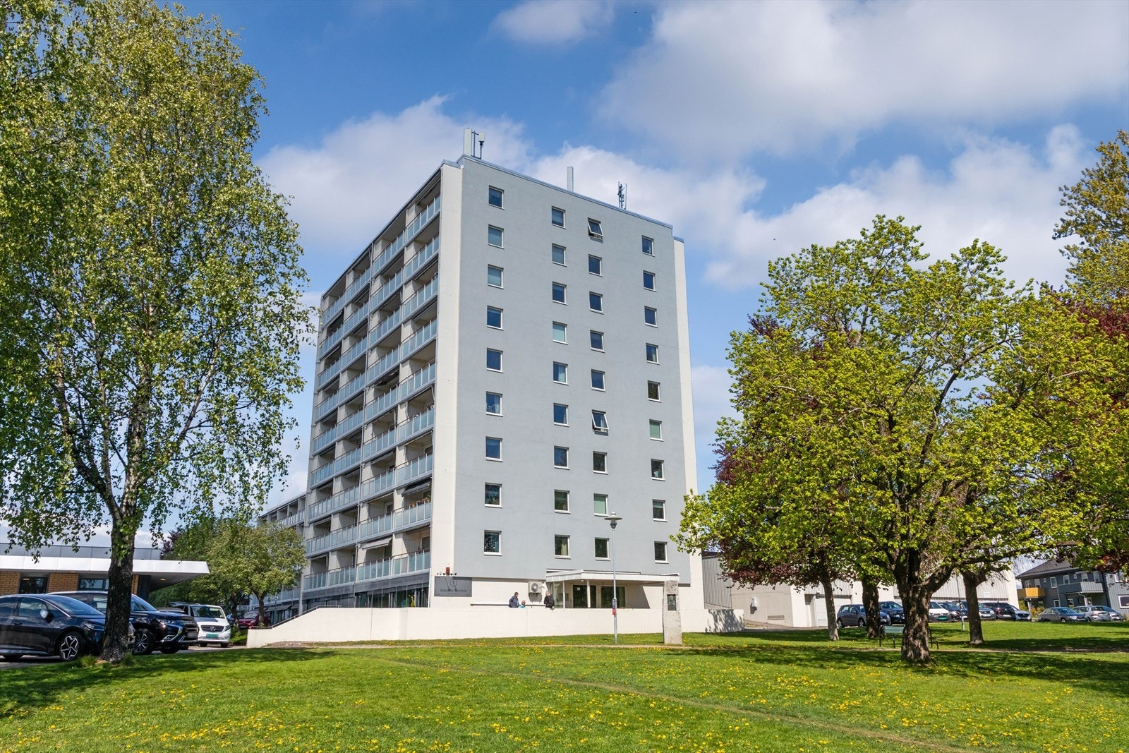 Bygningen er oppført i 1975 med bærende konstruksjoner i betong og pussede fasader. Galleribilde