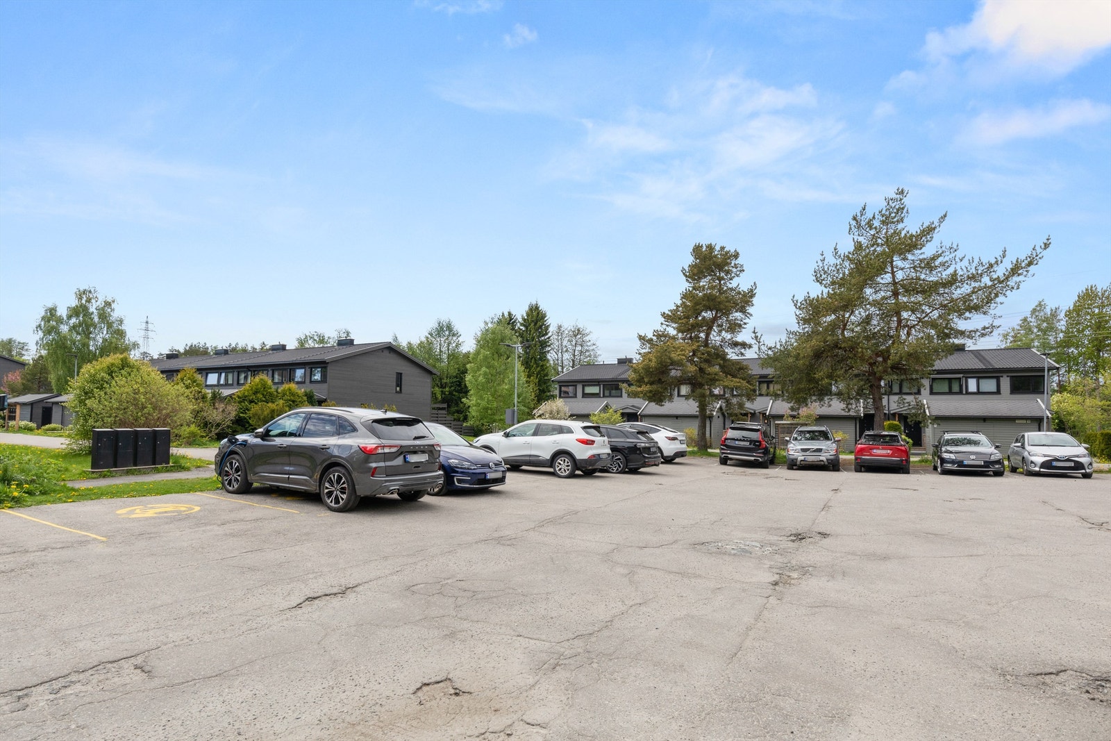 Boligen disponerer en garasjeplass og det finnes også gjesteparkering i sameiet. Lademulighet i sameiet Galleribilde