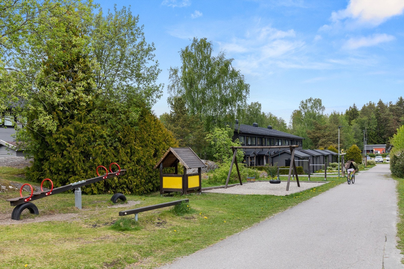 Rekkehuset ligger i barnevennlige omgivelser på Tårnåsen - her er det få minutters trygg gangavstand til barneskole på Tårnåsen og flere barnehager Galleribilde