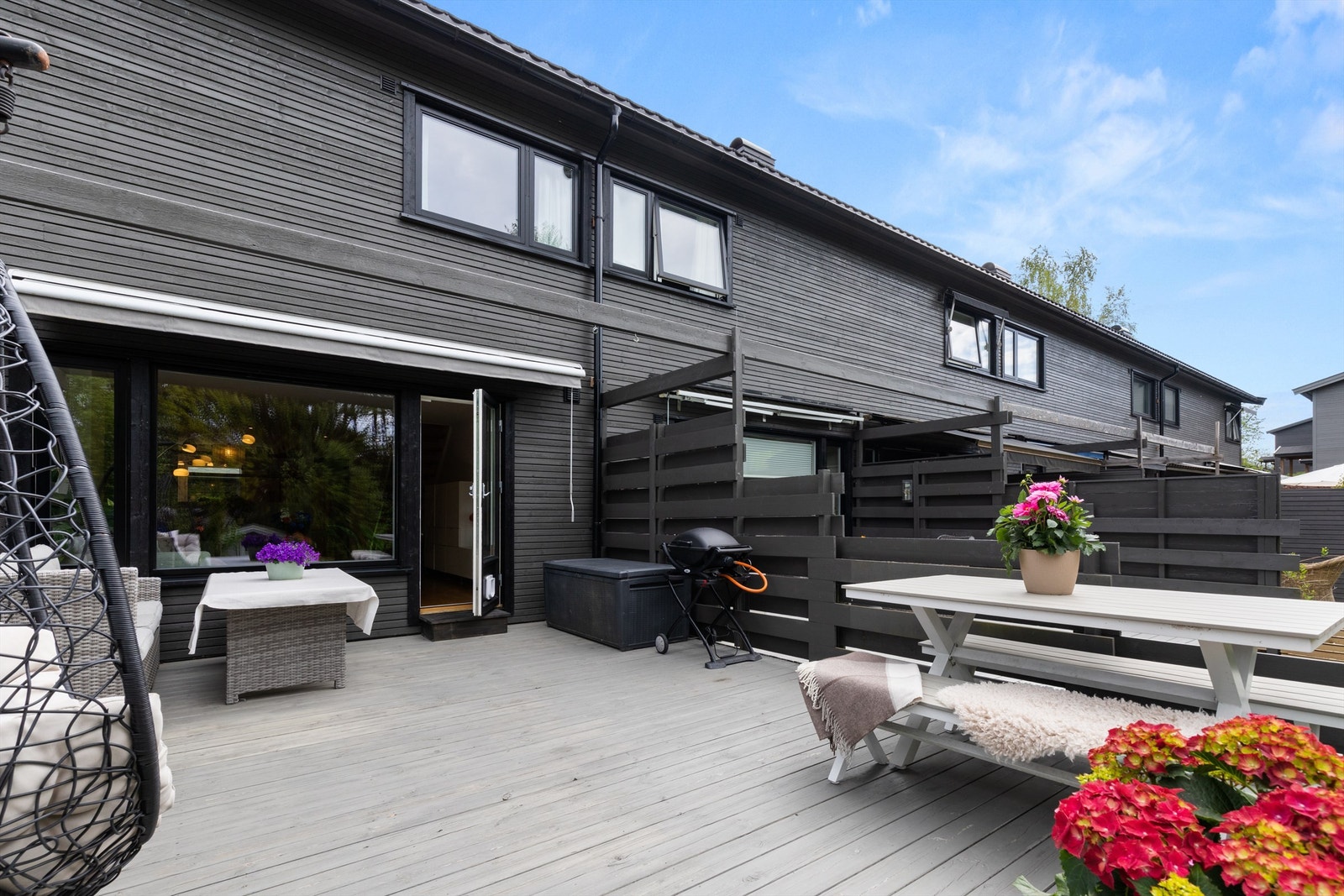 Utgang fra stuen til stor terrasse på ca 26 kvm - markise montert Galleribilde