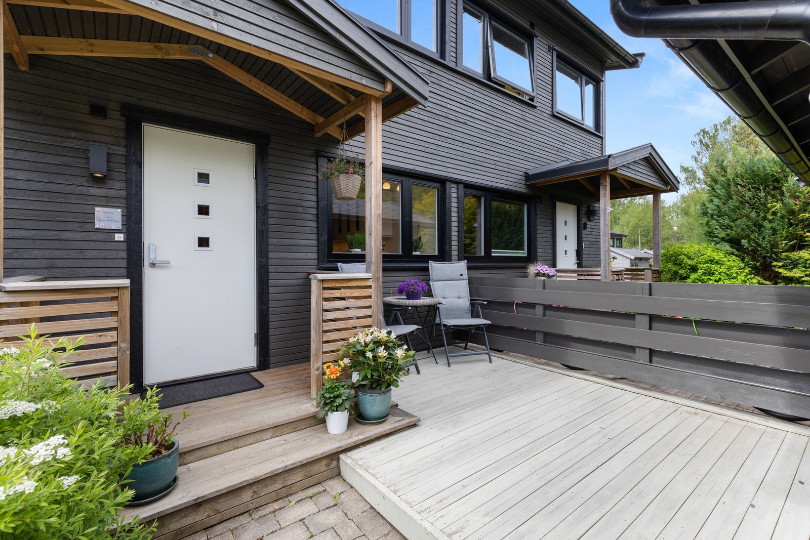 Hyggelig terrasse på ca 6 kvm med formiddagssol ved inngangspartiet Galleribilde