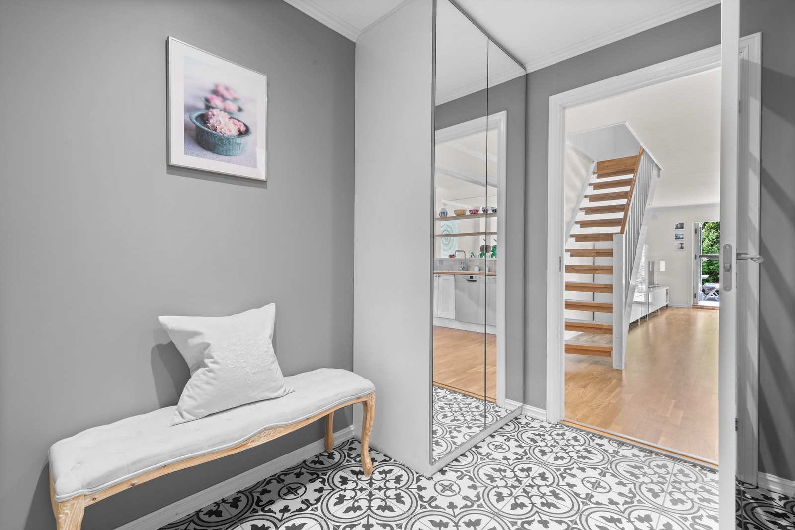 Entré med gulvvarme og garderobeskap Galleribilde