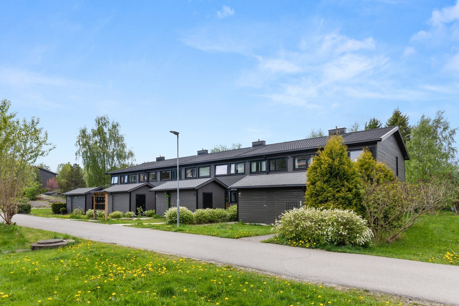 Odins vei 17G ligger med fin intern beliggenhet på feltet og stor felles plen mot vest på hagesiden Galleribilde