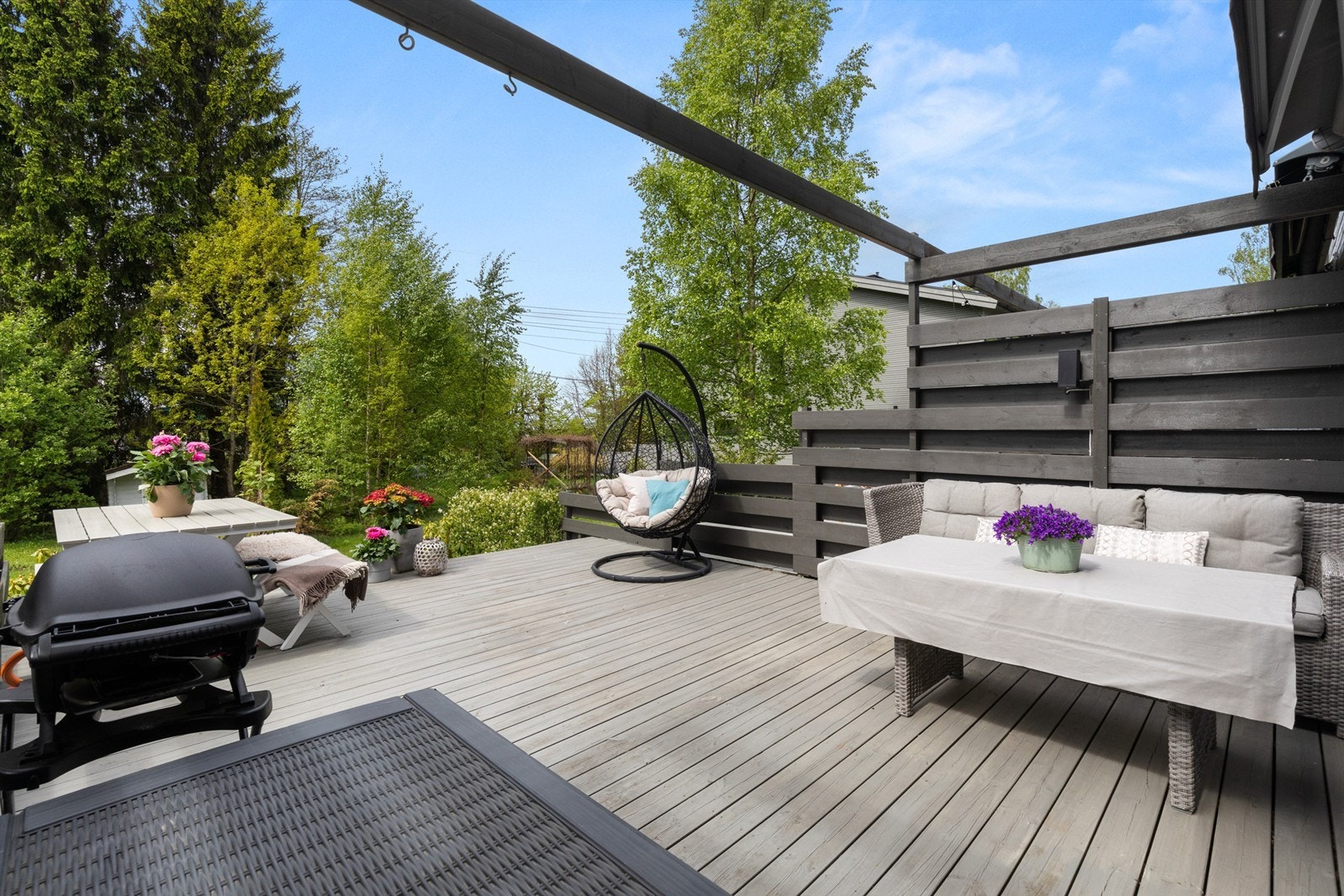 Terrasse med adkomst til hyggelig grøntområde i sameiet. Galleribilde
