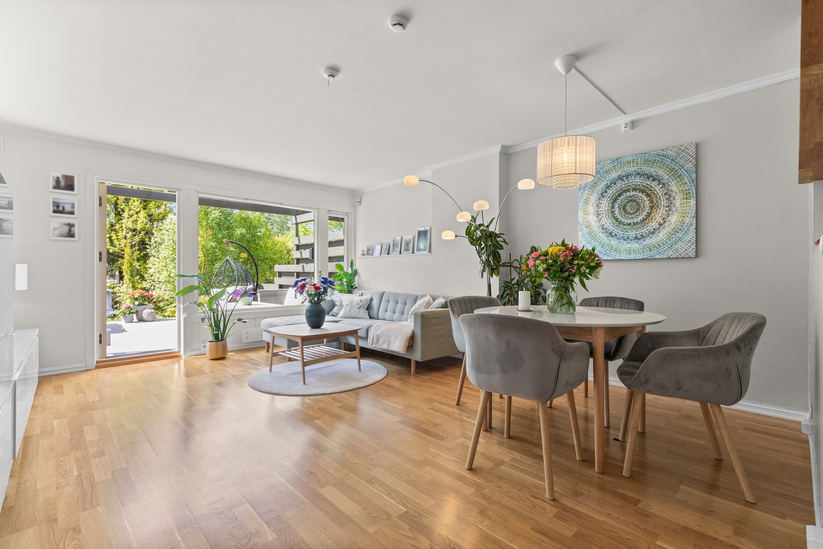 Stue med fin plass til sofa-og spisebord Galleribilde