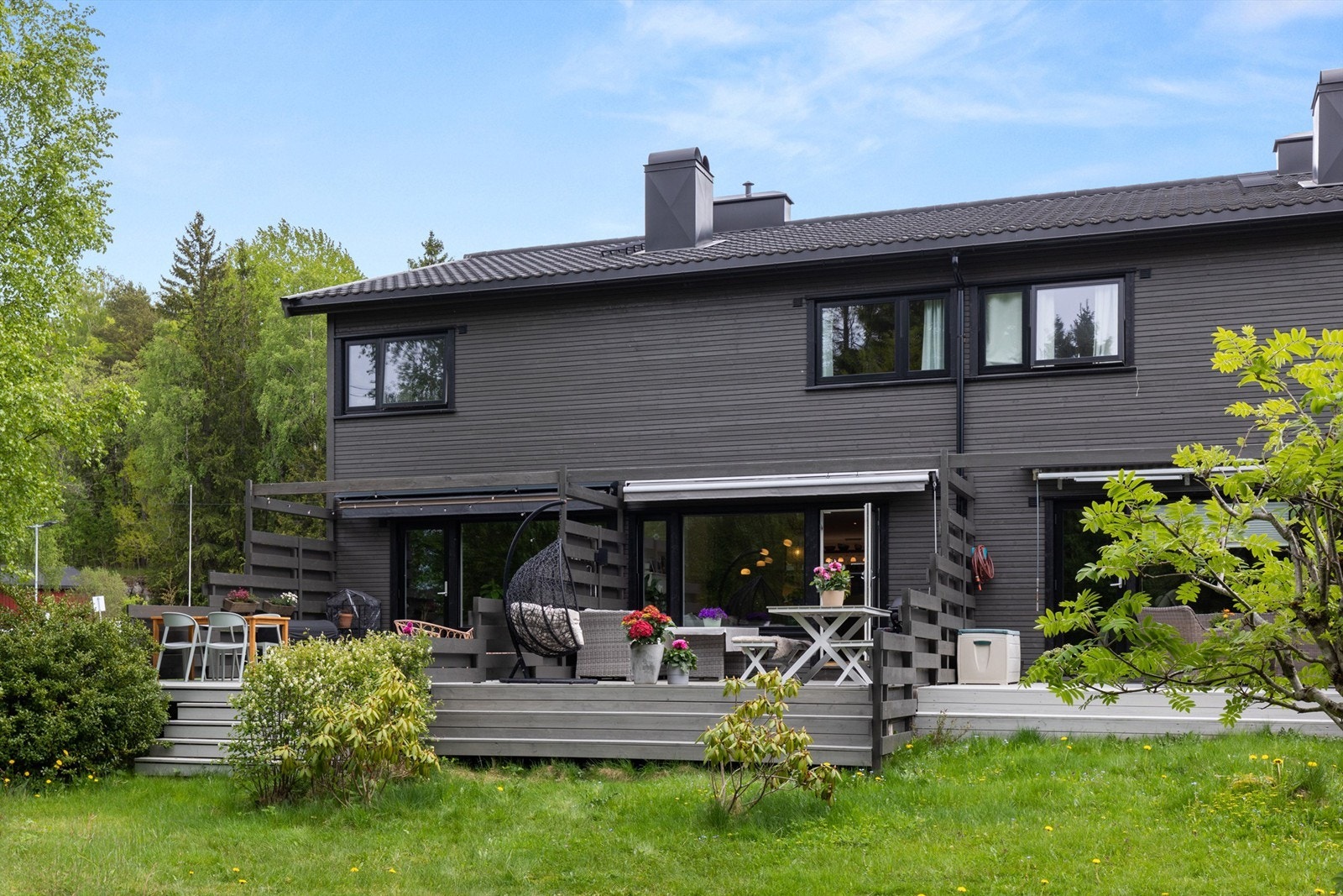 Velkommen til et pent rekkehus i grønne og barnevennlige omgivelser! Foto: Oh shots Galleribilde