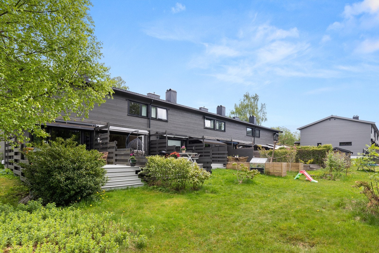 Adkomst til frodig fellesområde fra terrassen Galleribilde