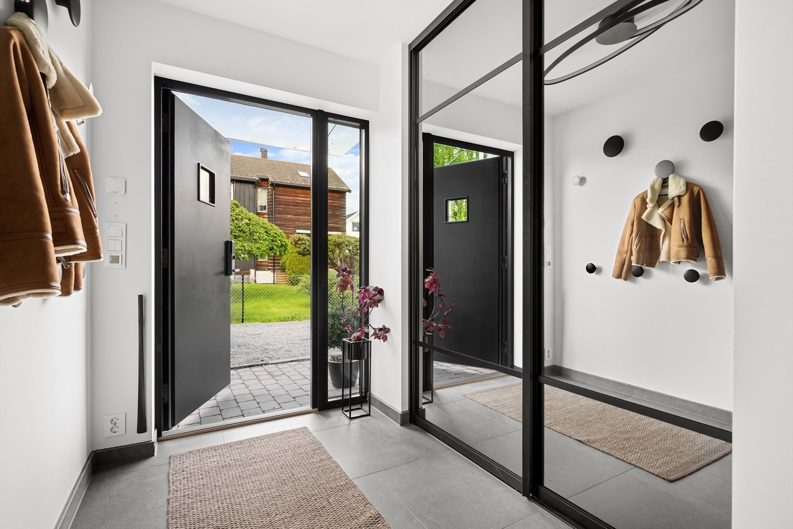 Innbydende entré med fliser og varmekabler Galleribilde