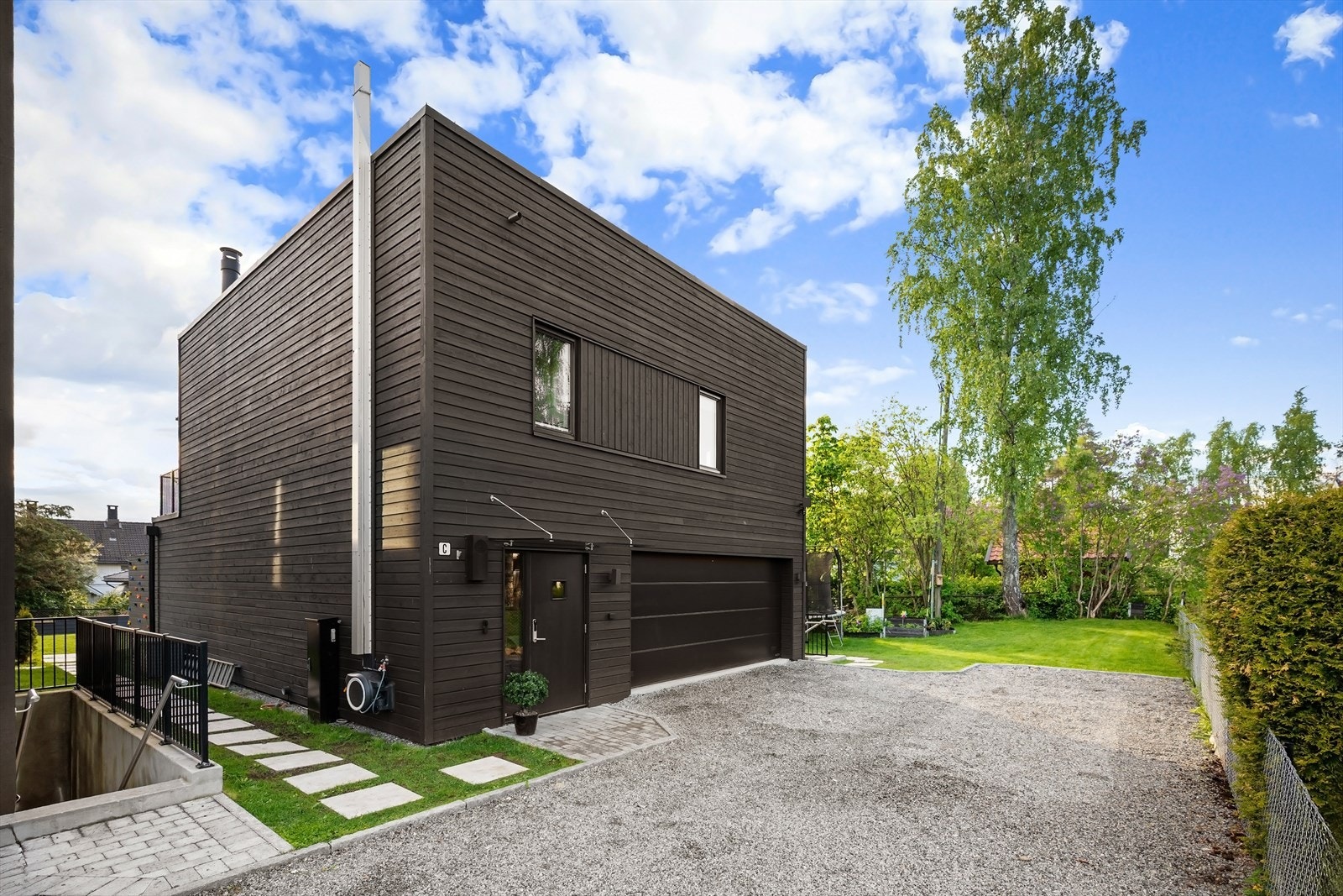 Dobbeltgarasje med elbillader Galleribilde