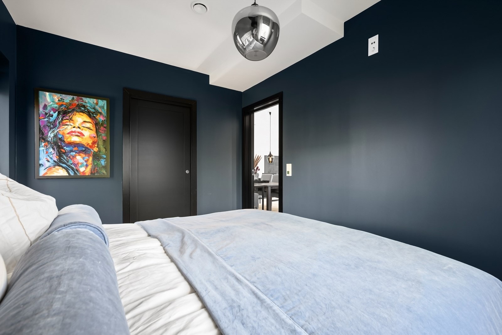 Romslig hovedsoverom med hotellfølelse Galleribilde