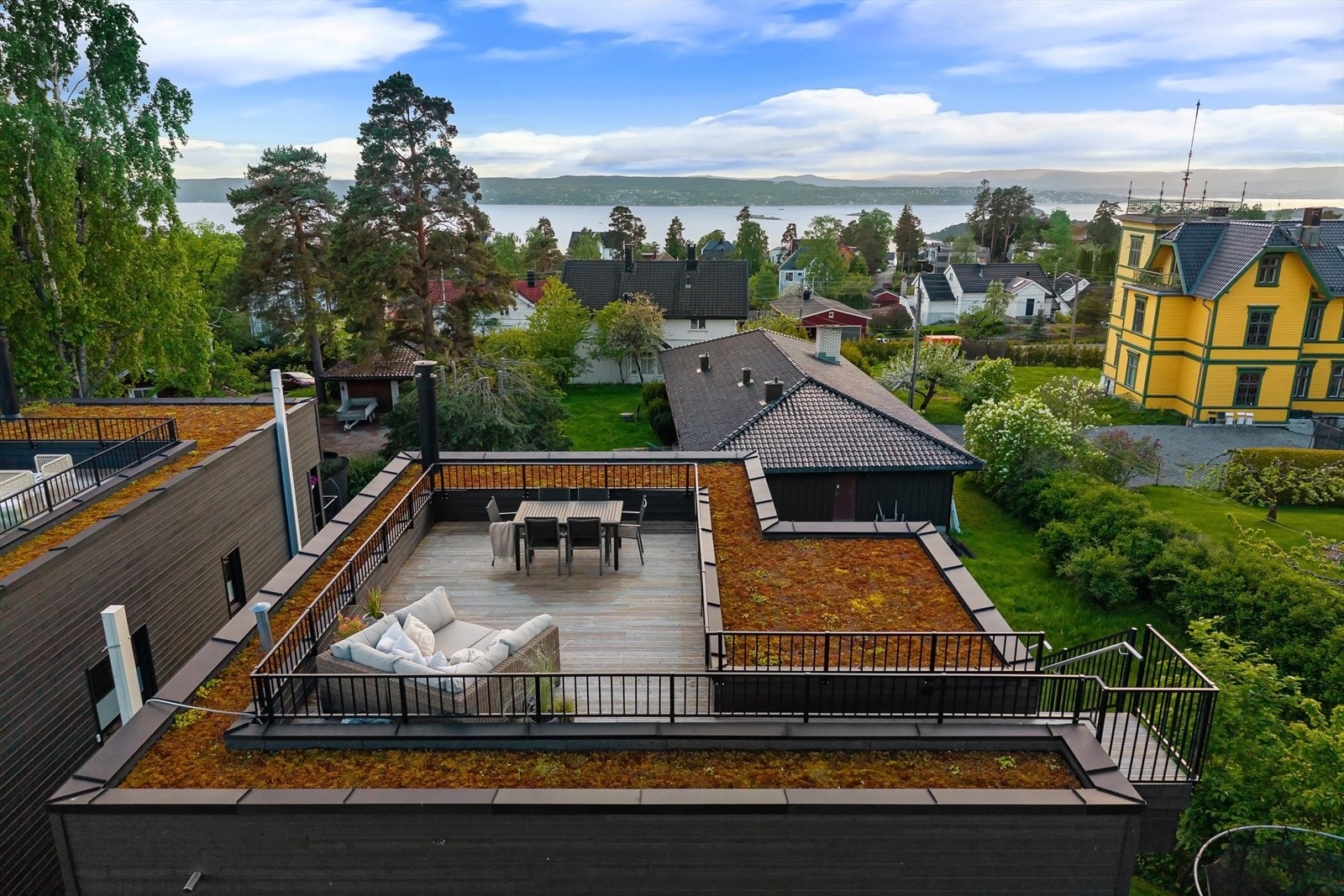 Takterrassen har plass til både lounge, spisegruppe og solsenger Galleribilde