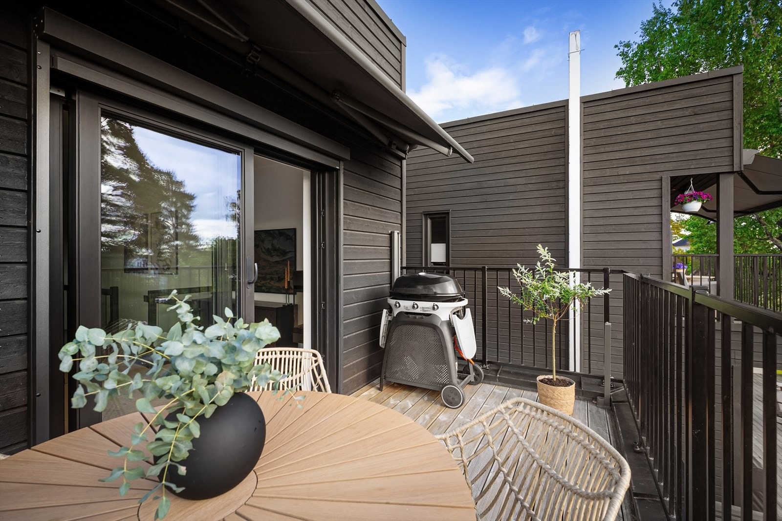 Solrik terrasse med utgang fra hovedstuen Galleribilde