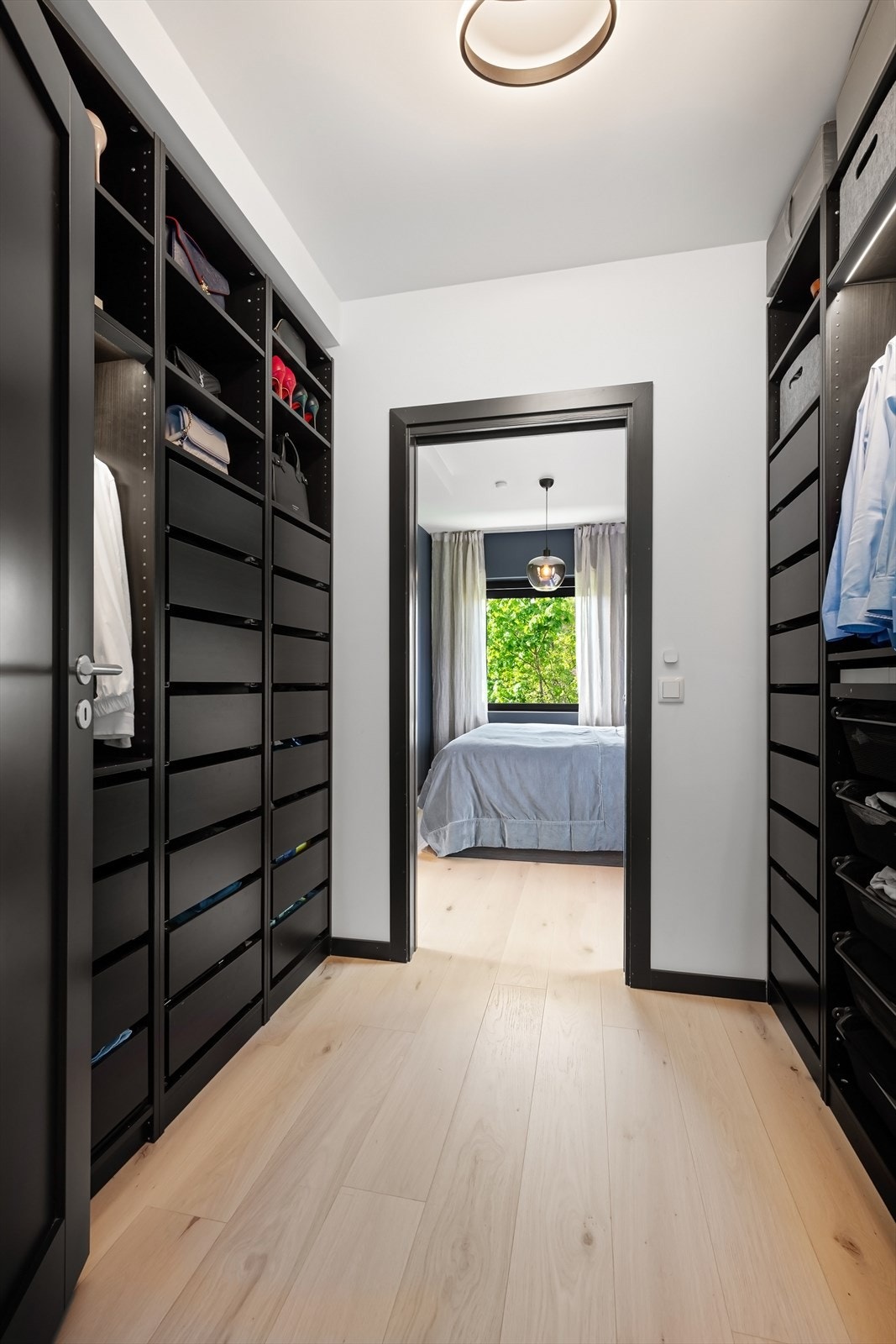 Walk-in closet med gode oppbevaringsmuligheter Galleribilde