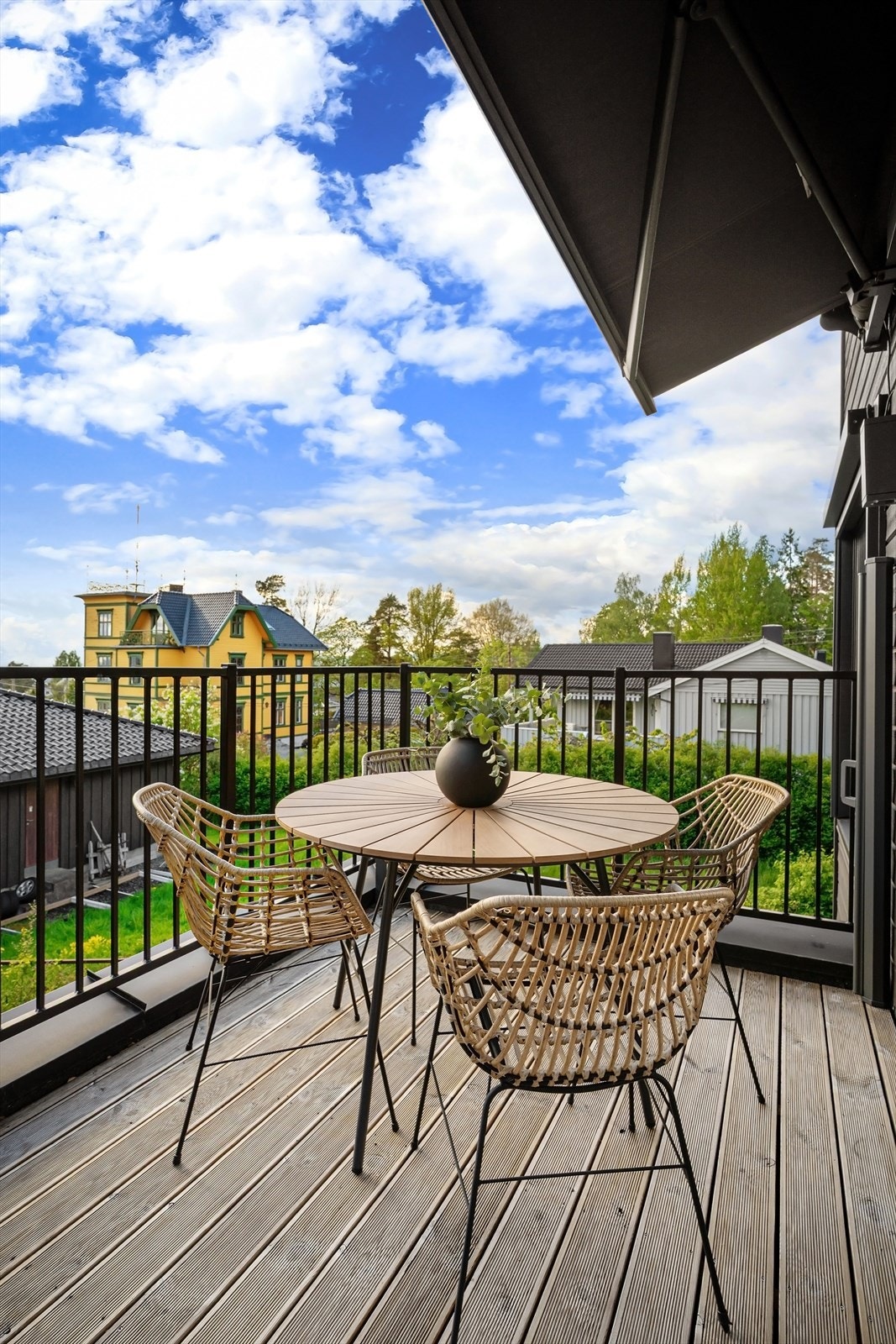 Terrasse fra hovedstue på 12 kvm som vender mot vest Galleribilde