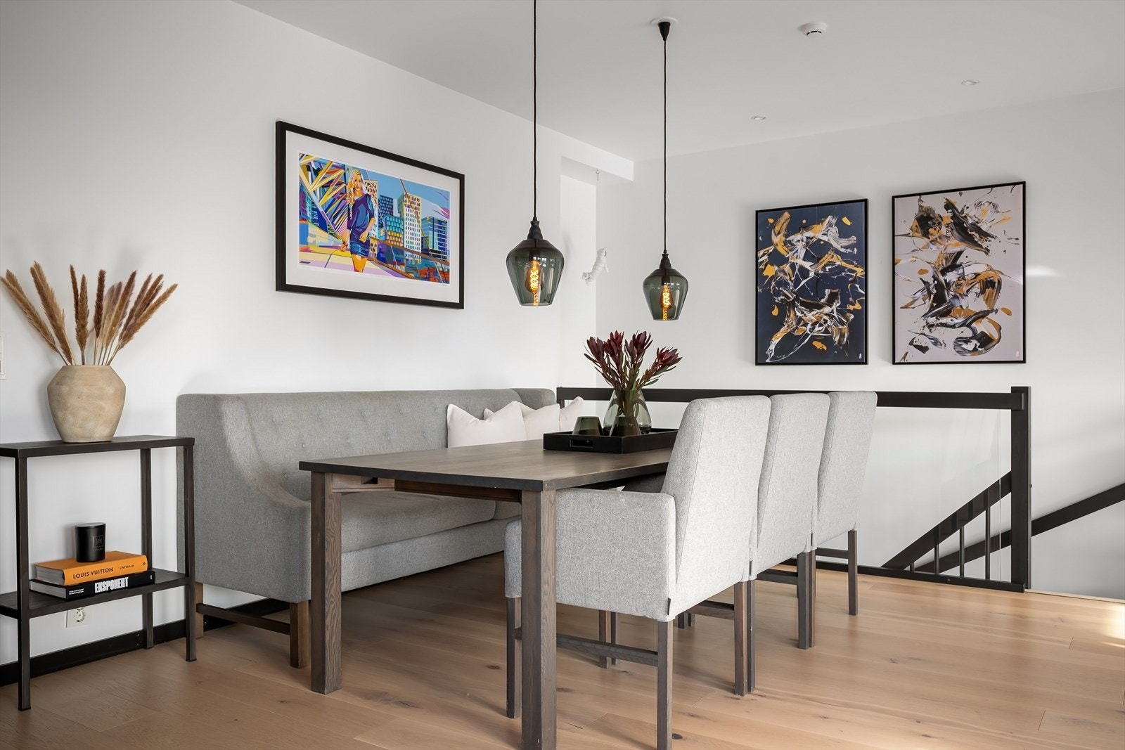 God plass til langbord for sosiale anledninger i stue Galleribilde