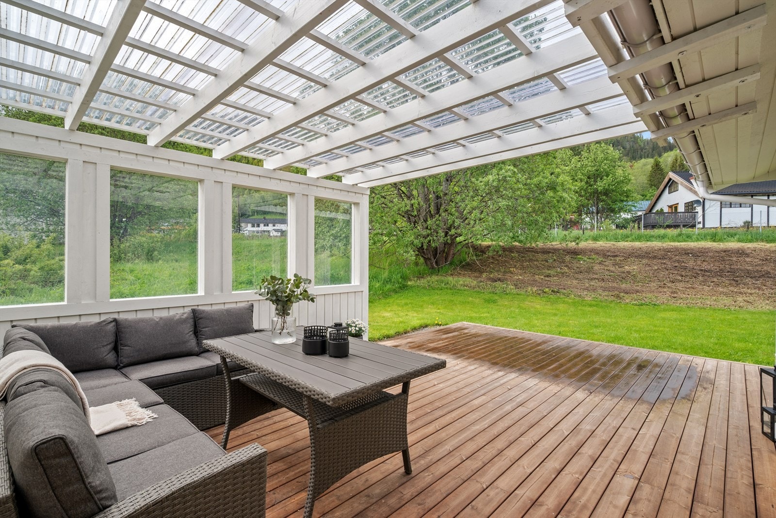 Livet utendørs nytes til fulle på en herlig og delvis overbygget terrasse utenfor stuen, med et areal på hele 30 kvm. Galleribilde