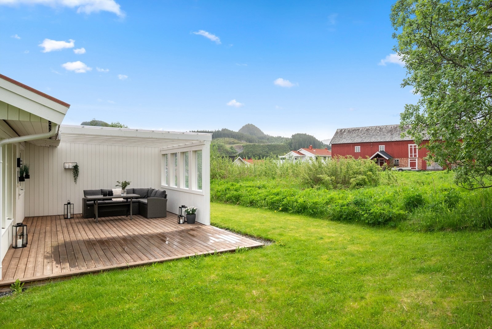 Her er det god plass å boltre seg på, med fine muligheter for å møblere og skape en hyggelig uteplass. Galleribilde