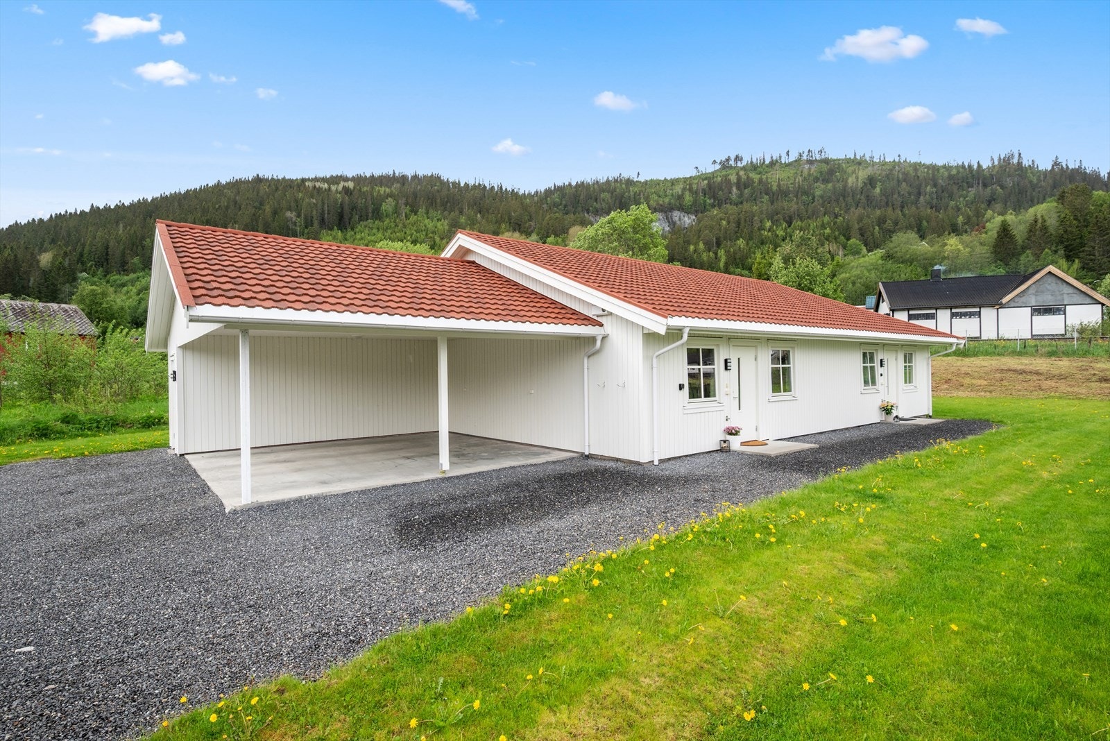 Boligen disponerer en biloppstillingsplass i carport, samt egen utvendig sportsbod. Velkommen til en hyggelig visning! Galleribilde