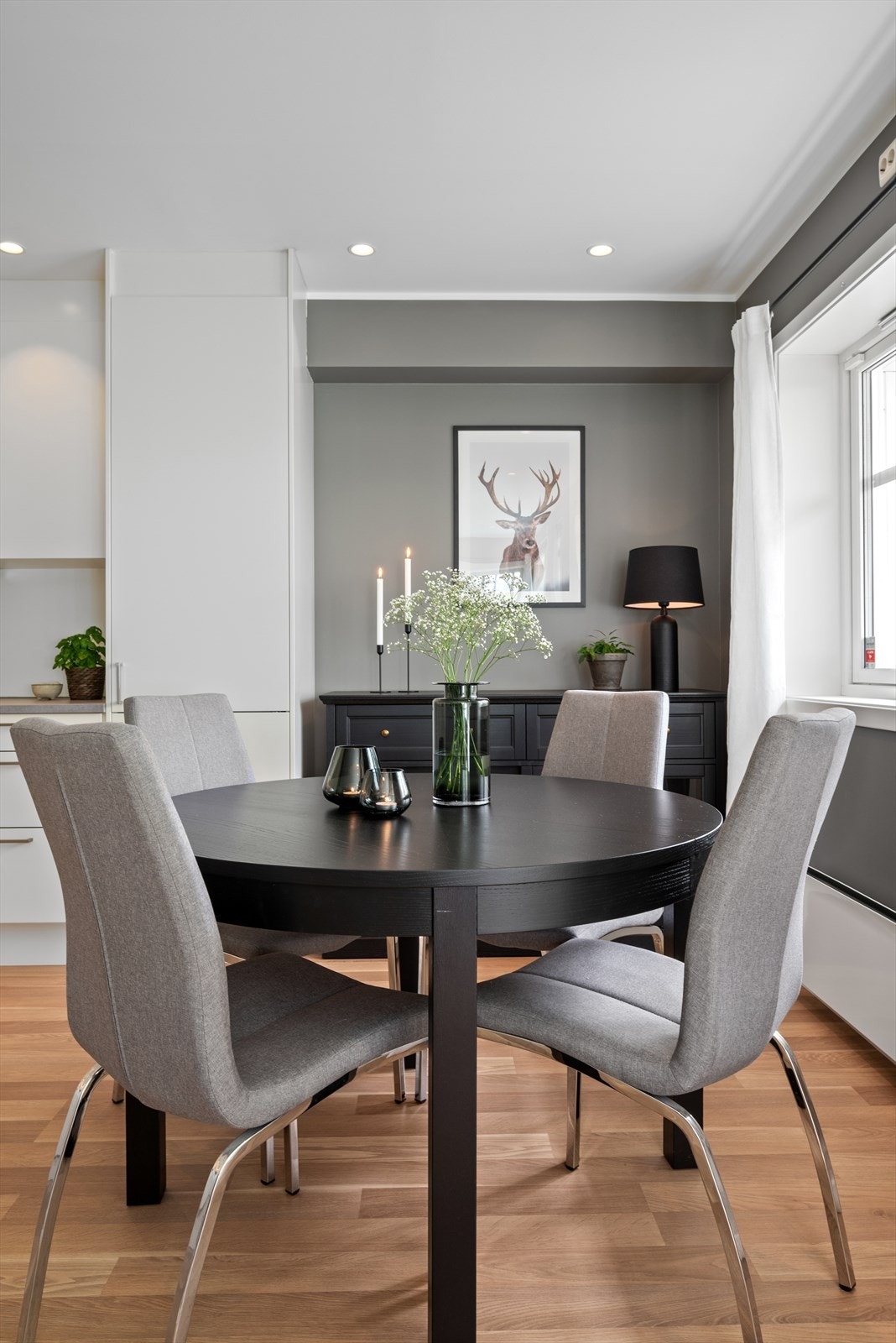 Ved kjøkkenet finner du den naturlige plassering av spisegruppen, som innbyr til hyggelige middager med familie og venner. Galleribilde