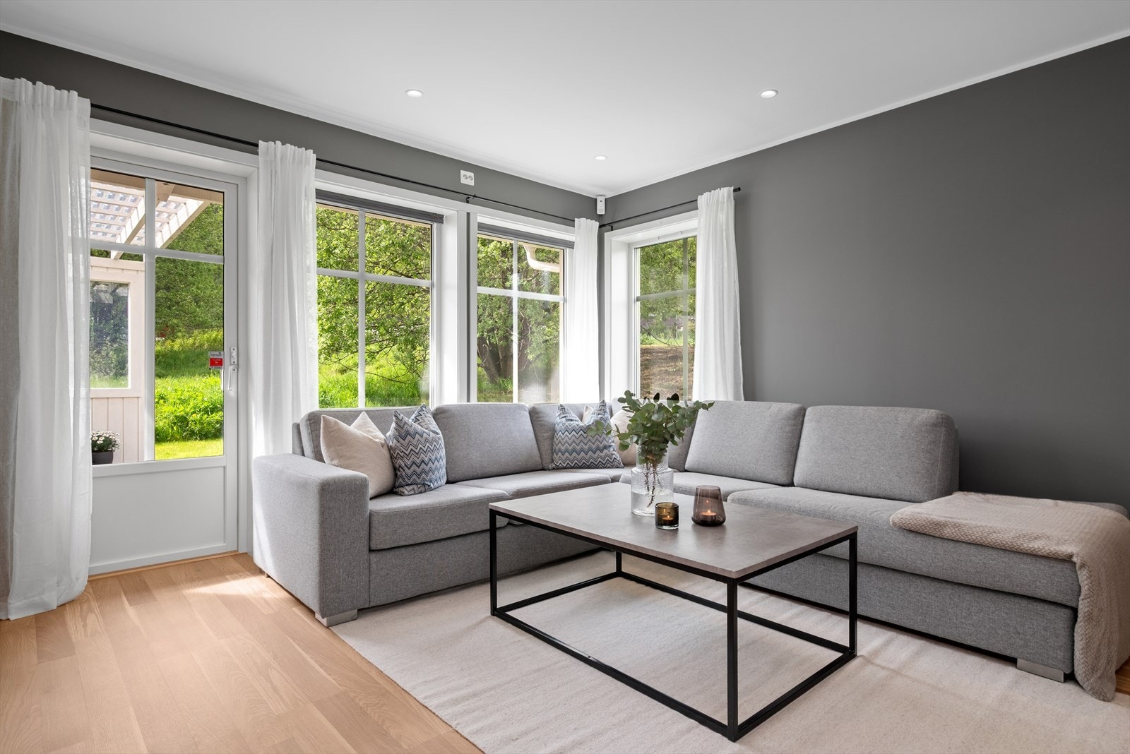 Stuen og kjøkkenet danner et åpent og meget romslig allrom, perfekt for både rolige og sosiale kvelder. Det er spotlights i taket i stue/kjøkken, bad og entré/gang. Fra stuen har man direkte utgang til en stor terrasse. Galleribilde