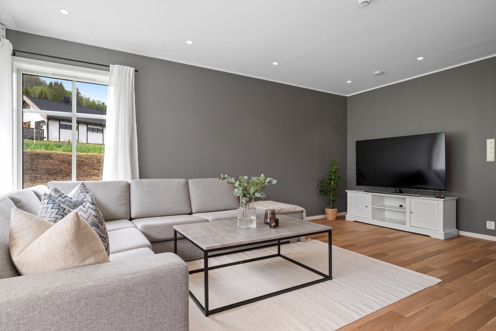Stue og kjøkken i åpen løsning - Rommet strekker seg over hele 32 m². Galleribilde