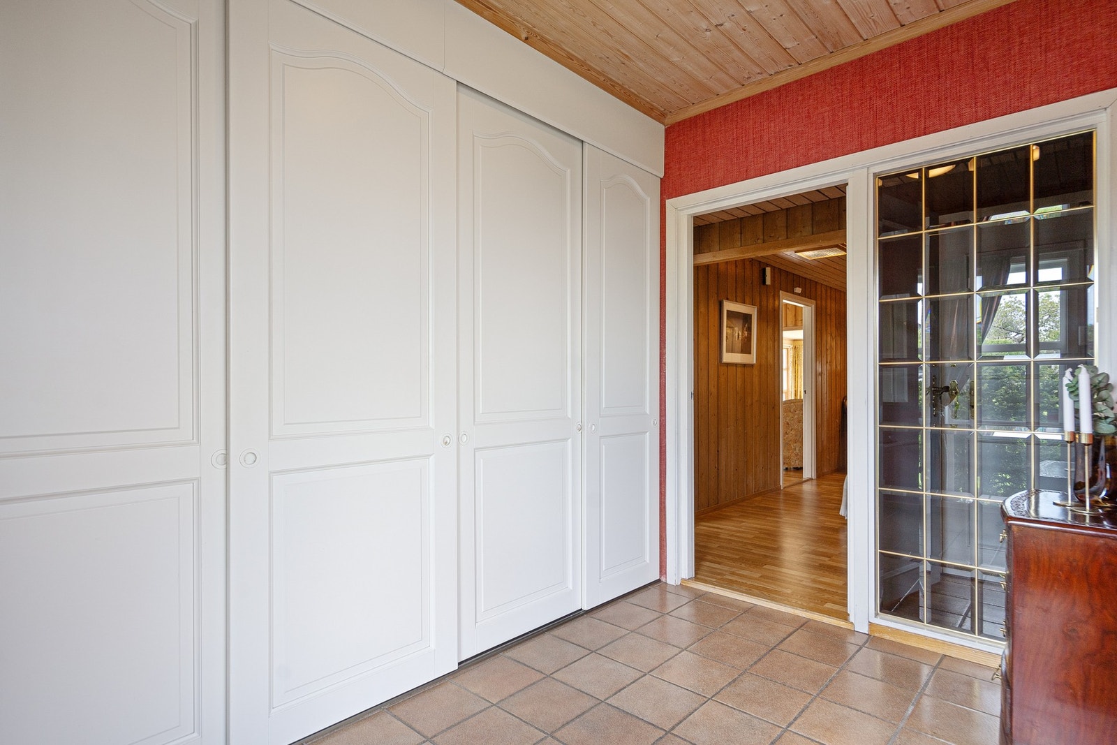Stor garderobe i entreen Galleribilde
