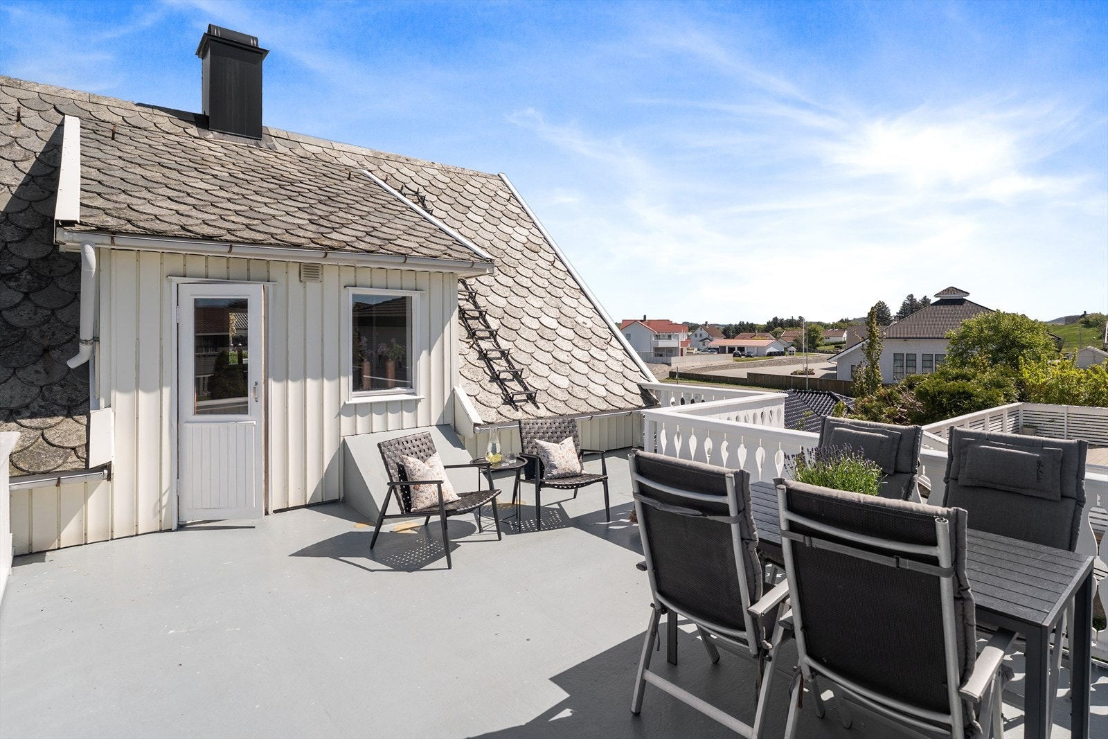 Loftetasjen har utgang til en romslig terrasse Galleribilde