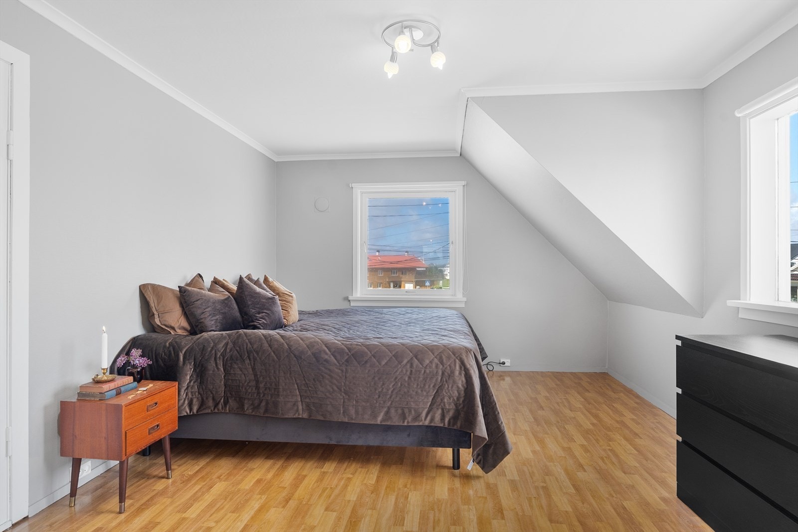 Hovedsoverom - soverom nr 1. Boligen har fire soverom i loftsetasjen. Galleribilde
