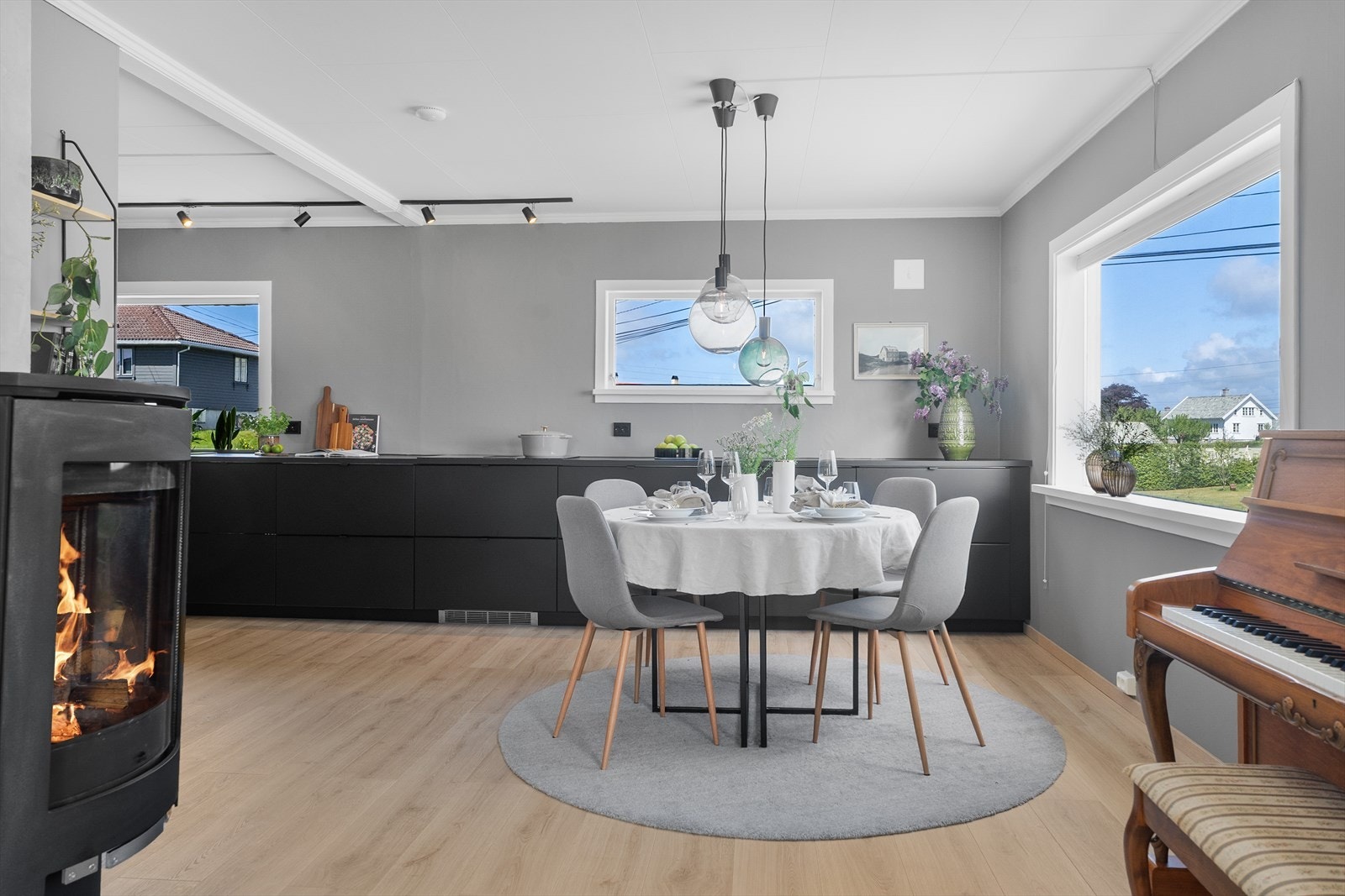 Praktisk spiseplass i åpenløsning mot stue. Galleribilde