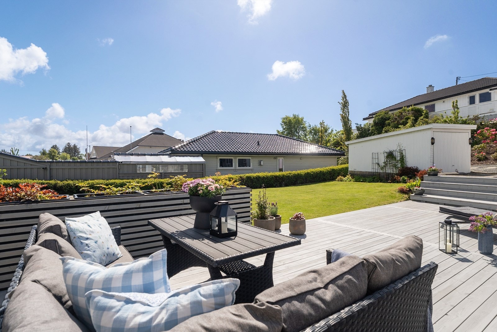 Lun terrasse med fin tilknytning til hagen og gode solforhold Galleribilde