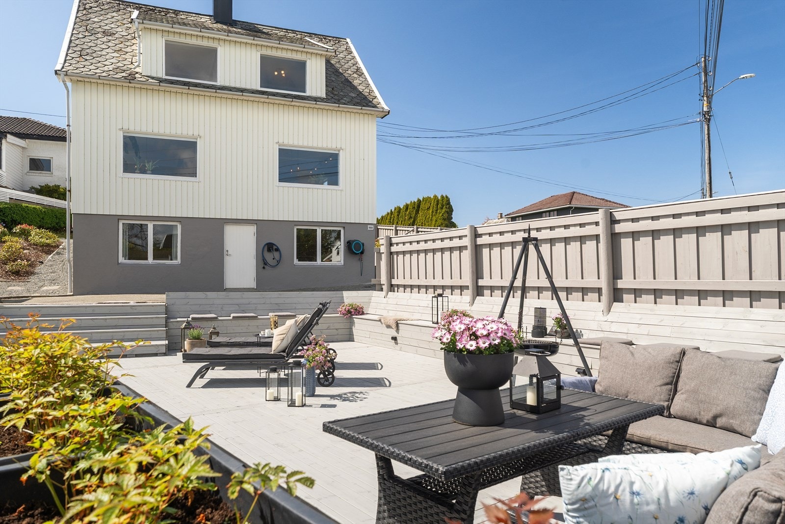 Terrasse og hage danner et hyggelig og privat uteområde Galleribilde