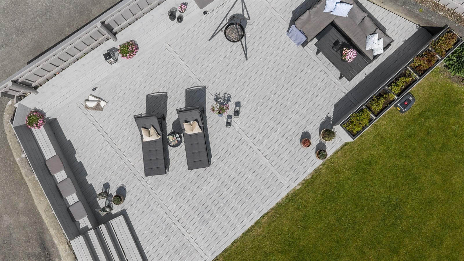 Eiendommen har en stor terrasse på bakkeplan i tilknytning til hagen - perfekt for hyggelige sommerdager. Tomten er pent opparbeidet med plenarealer, beplantning, prydbusker og hekker som skaper et trivelig og skjermet uteområde. Galleribilde
