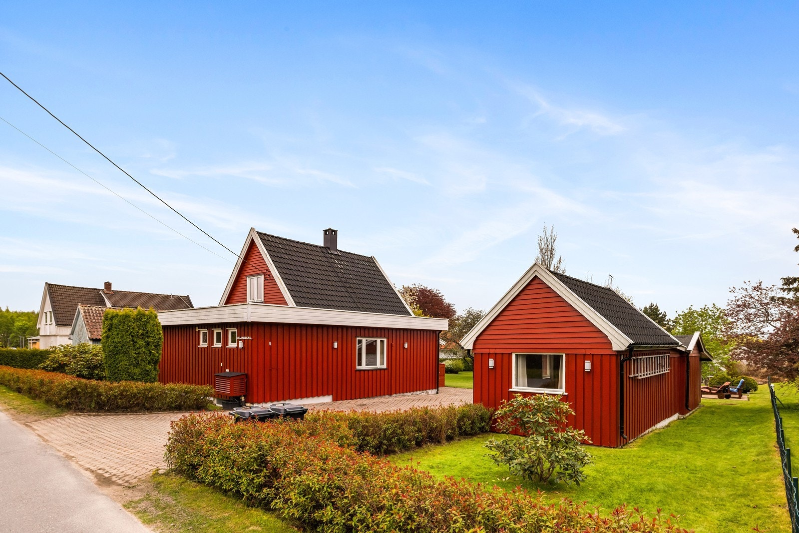 Garasjen er oppført i trekonstruksjoner og har leddport med elektrisk portåpner. Galleribilde