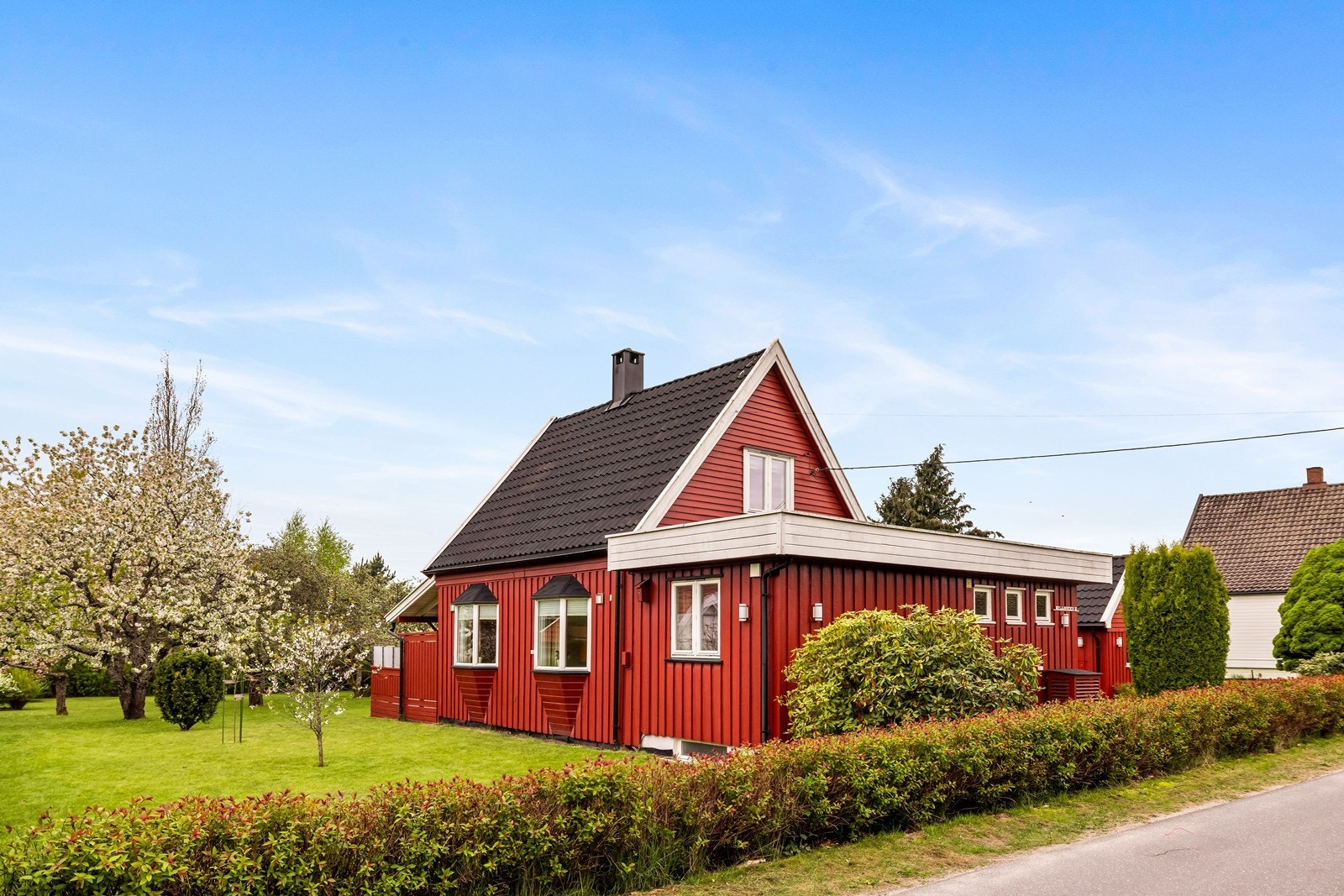 Yttertaket er tekket med sementstein som ble vasket og impregnert i 2024. Galleribilde
